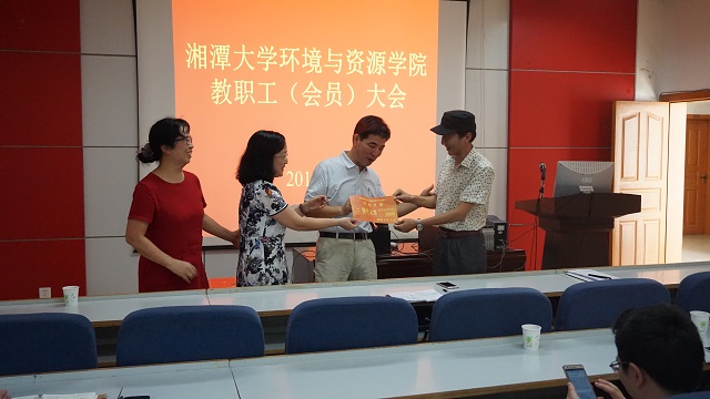 校工会热烈祝贺太阳成集团tyc33455cc分工会成立.jpg